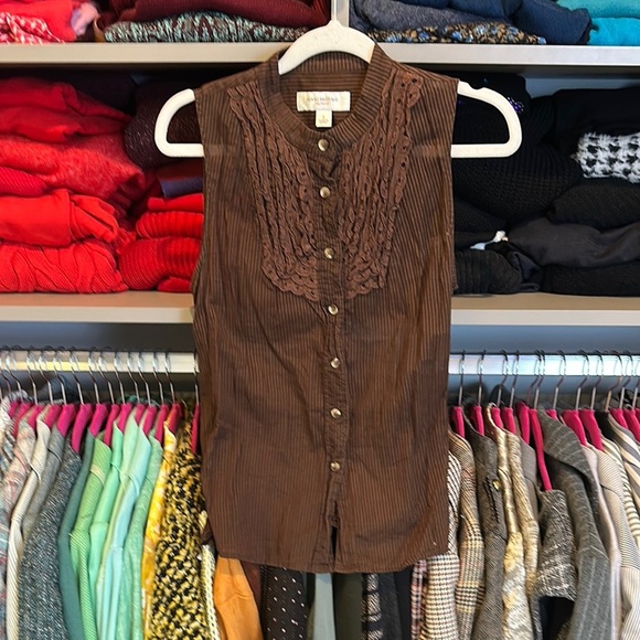 Isaac Mizrahi brown stripe embroidered tie back button down top size S - Picture 1 of 3